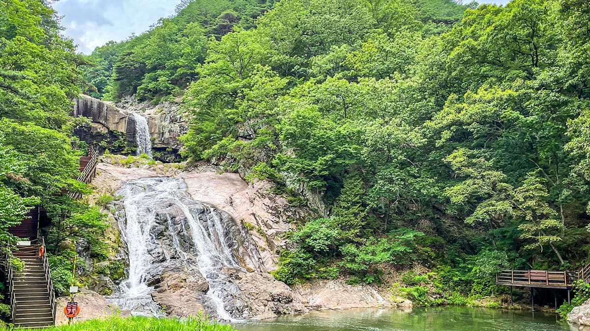 Foto zu "여기가 괜히 8경이 아니네"… 주차장에서 5분 걸으면 눈앞에 펼쳐지는 폭포 명소 