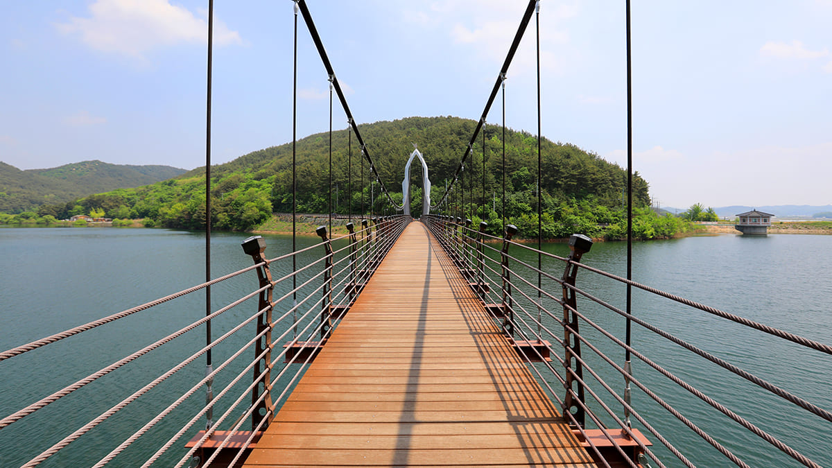 부여 서동요 역사관광지 출렁다리, 덕용저수지 수변 둘레길을 걷는 산책 명소