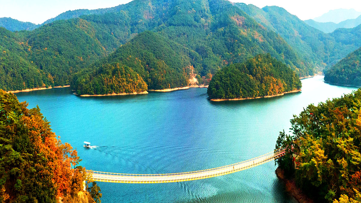 장성호 수변길, 출렁다리와 수변 단풍길을 걷는 트레킹 명소