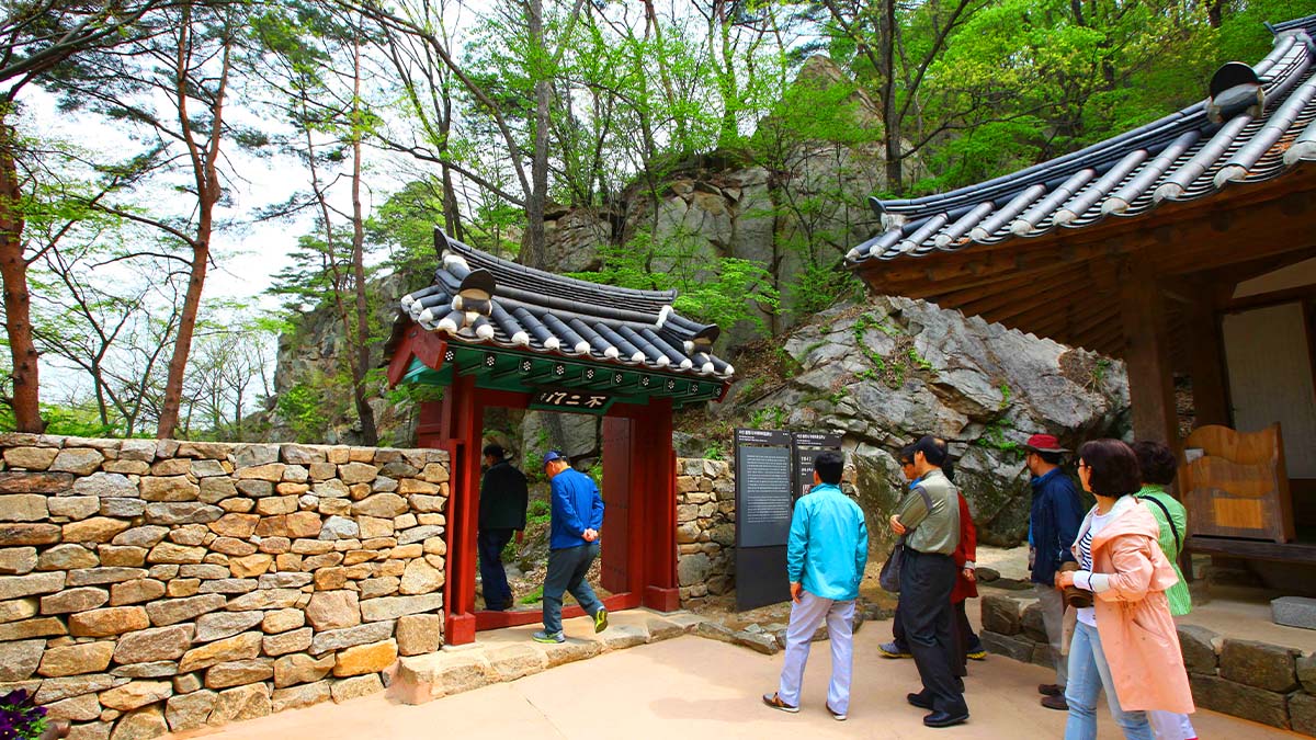 용현리 마애여래삼존상 관광