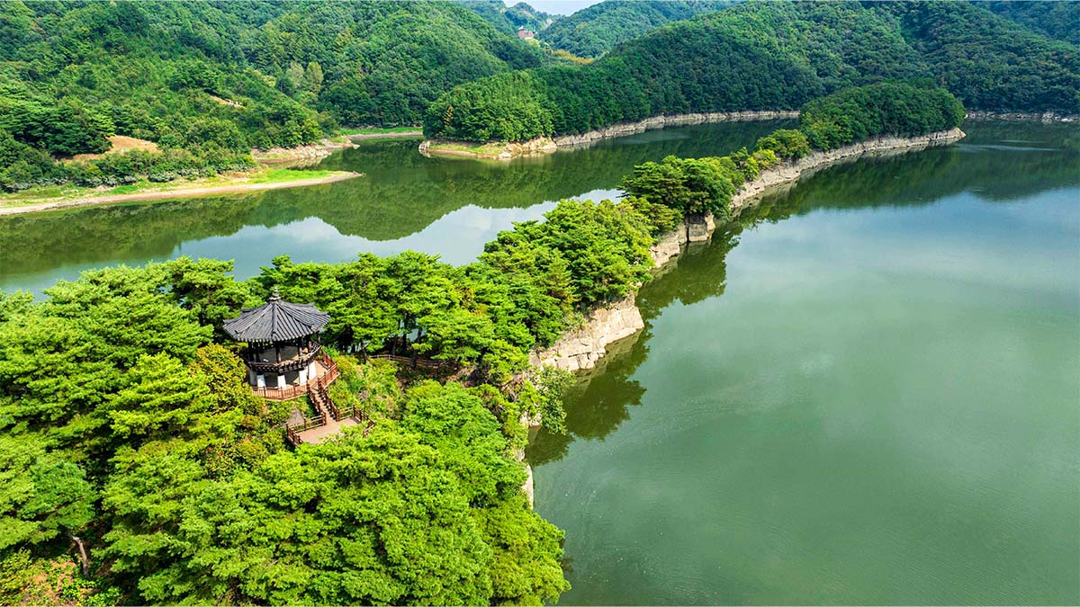 추로정에서 본 부소담악