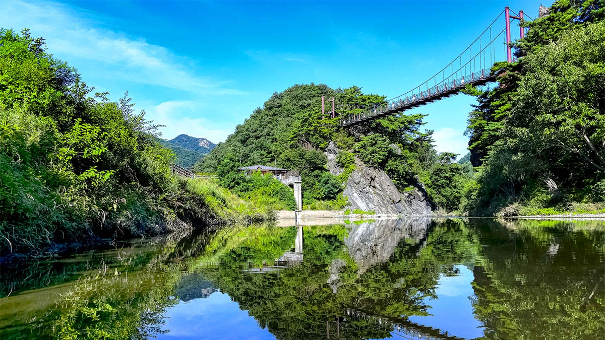강에 비친 출렁다리