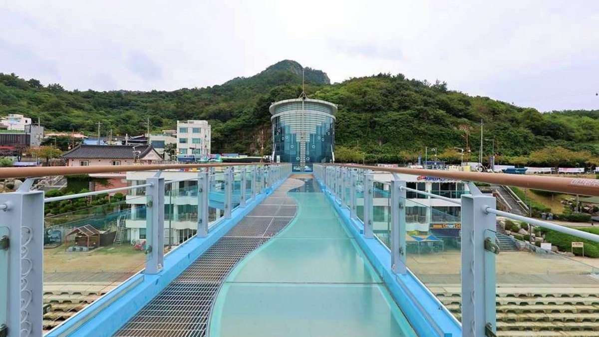 목포 스카이워크 투명 유리 바닥 / 사진=한국관광콘텐츠랩