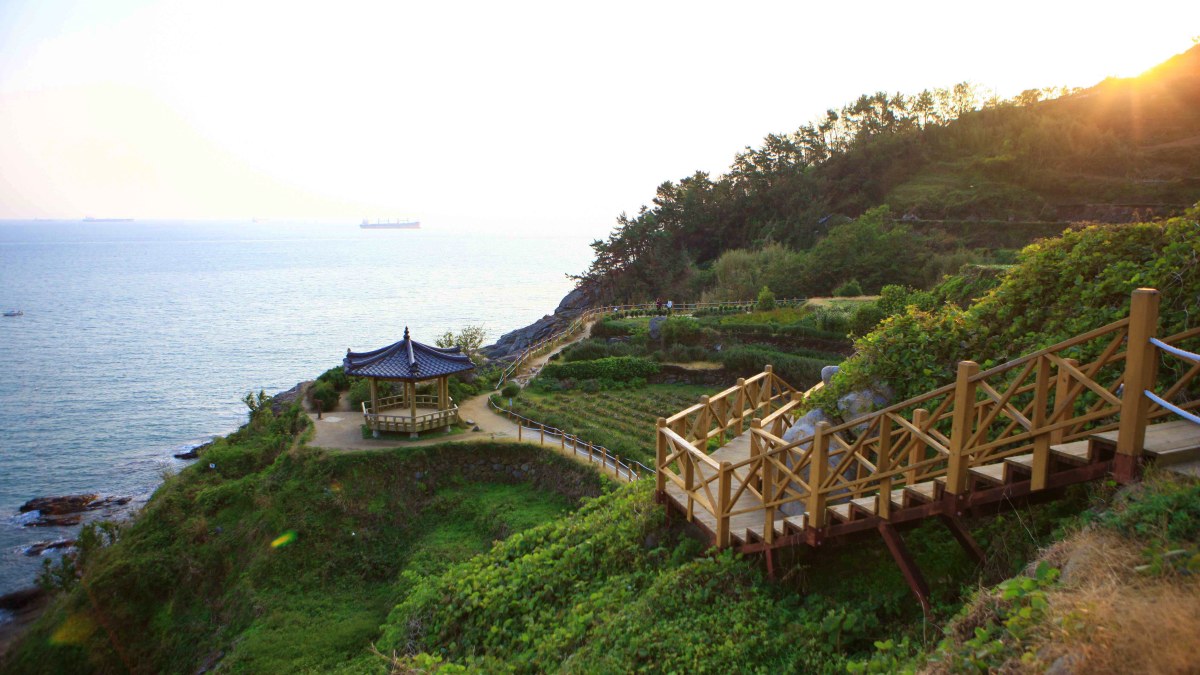 가천 다랭이마을 해안 산책로 / 사진=한국관광공사 김지호
