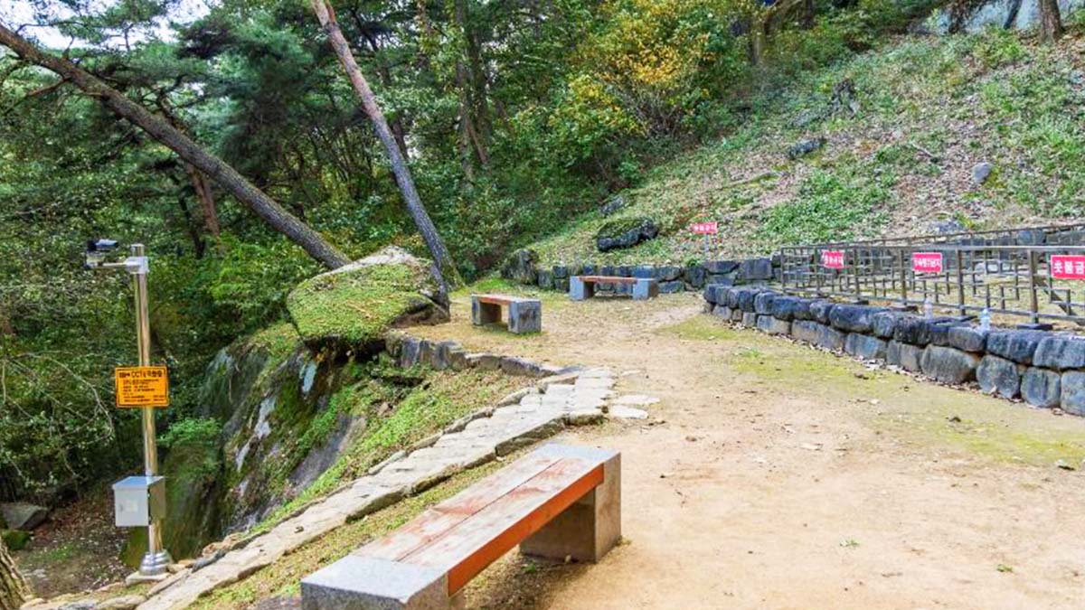 산기슭 길목의 벤치