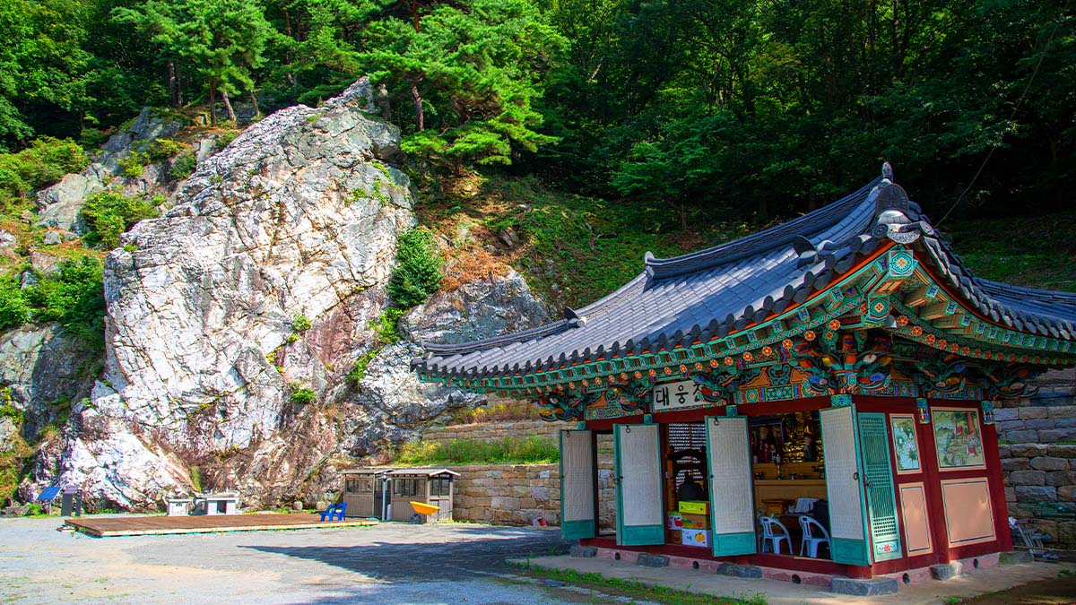 미암사 쌀바위와 대웅전