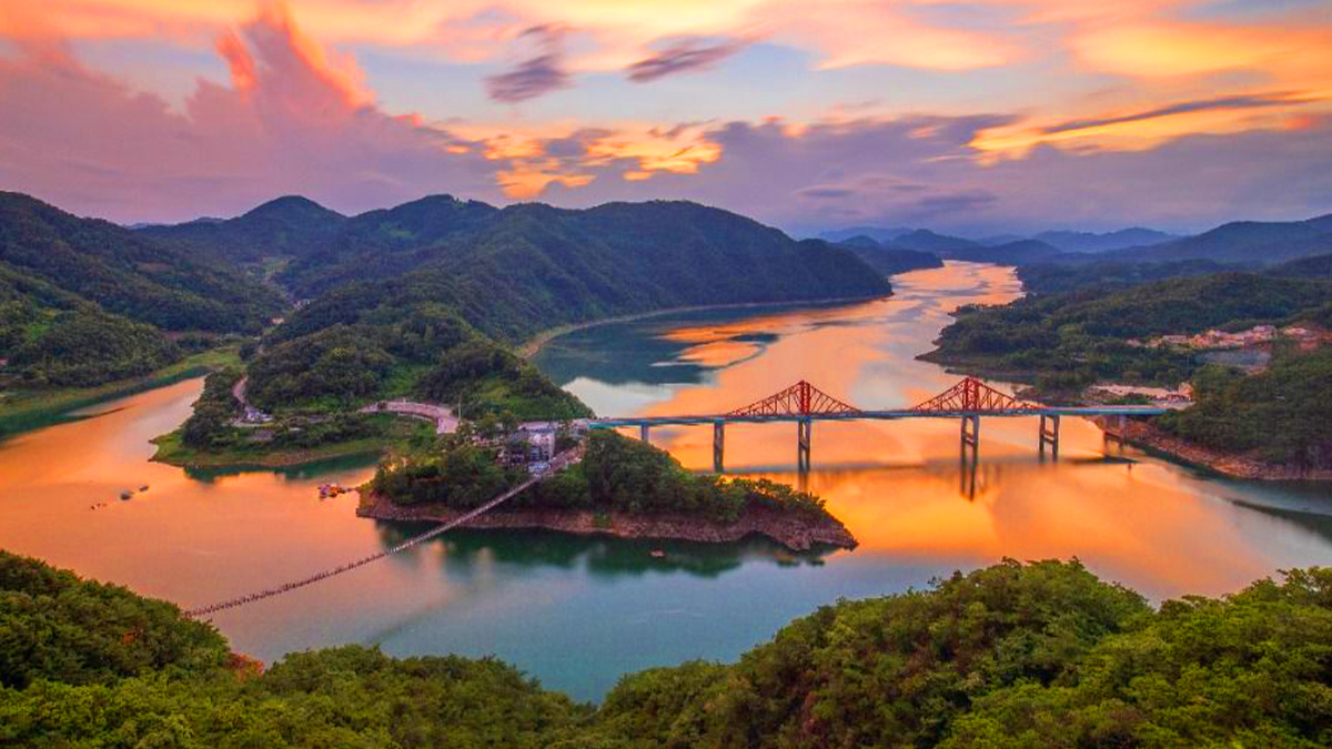 옥순봉 출렁다리 붉은 풍경