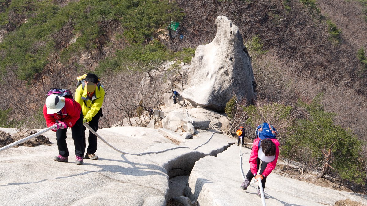 수락산 기차바위를 오르는 등산객들 모습 / 사진=게티이미지뱅크