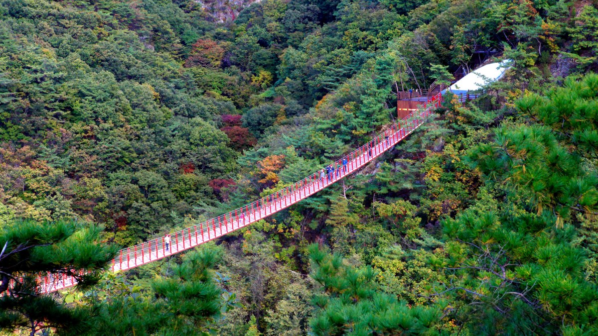 감악산 출렁다리 전경 / 사진=한국관광공사 비켄
