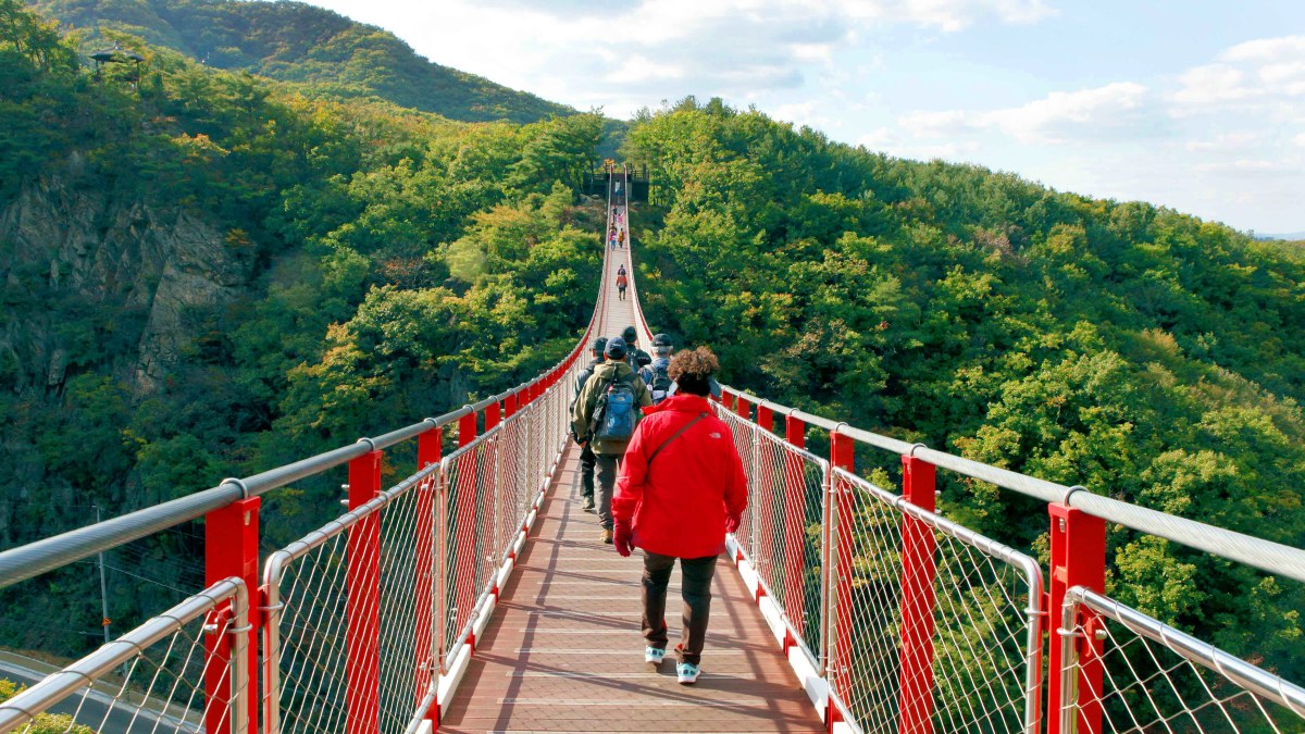 감악산 출렁다리를 건너는 방문객들 모습 / 사진=한국관광공사 비켄