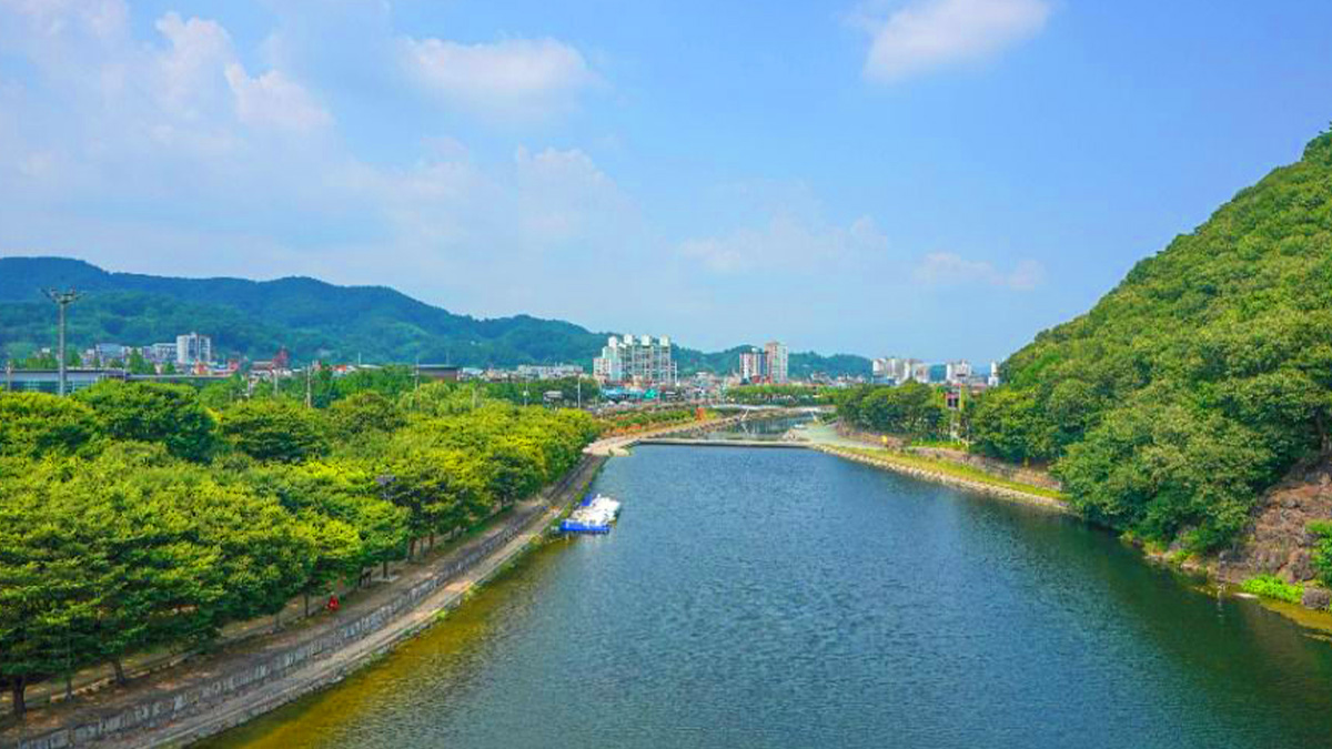 의령구름다리 수변 풍경